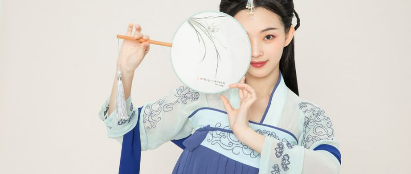 摄图网_501633912_汉服古风美女扬扇起舞(仅交流学习使用).jpg